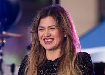 Manager rät Kelly Clarkson zu einer Brustoperation – sie kontert kühl