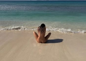 Im Adam-Kostüm räkeln: Kendall Jenner zeigt sich völlig nackt am Strand