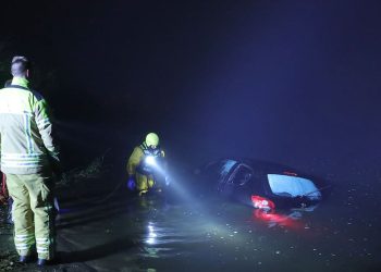 Auto versinkt in Dresden in der Elbe: 82-jähriger Fahrer gerettet