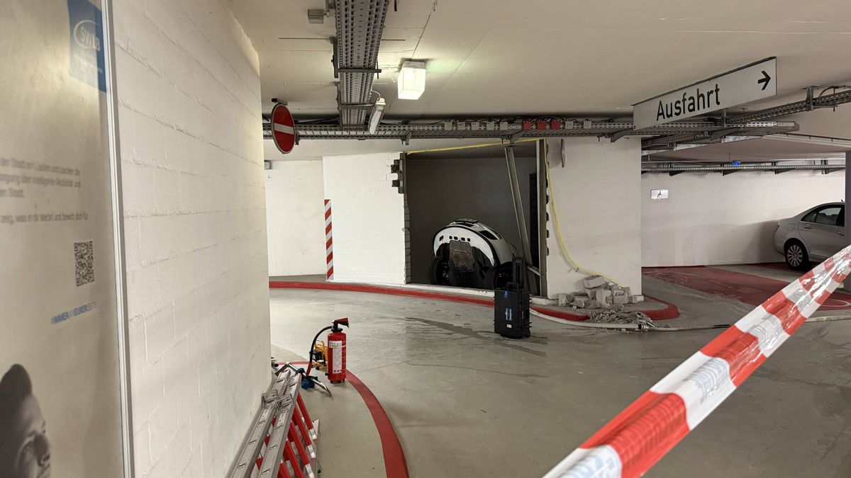 Ludwigsburg: 90-Jähriger durchbricht mit seinem Sportwagen Betonwand in Tiefgarage