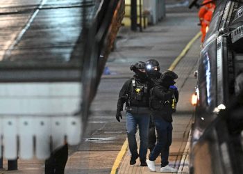 England: Zehn Verletzte bei Angriff in Zug – Starmer klagt über „zutiefst beunruhigenden“ Vorfall