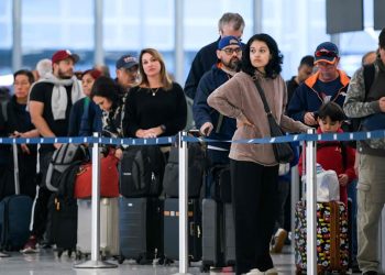 Abschaltung: US-Verkehrsminister droht nächste Woche mit „Massenchaos“ und Schließung des Luftraums