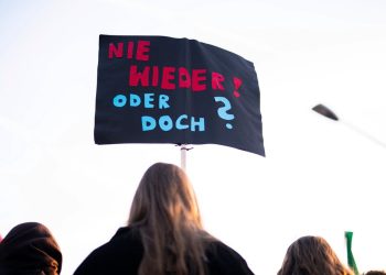 Mitte-Studie: Mehrheit besorgt über zunehmenden Rechtsextremismus