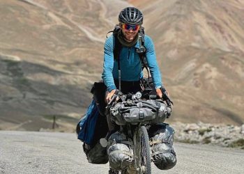 Mit dem Fahrrad um die Welt reisen: In einer Tankstelle in Pakistan konvertiert er zum Islam