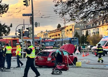 München-Berg-am-Laim: Kind (4) stirbt nach Zusammenstoß zweier Autos auf der Kreillerstraße – München