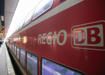 Offenbar Brandstiftung: Feuer bremst Bahnverkehr