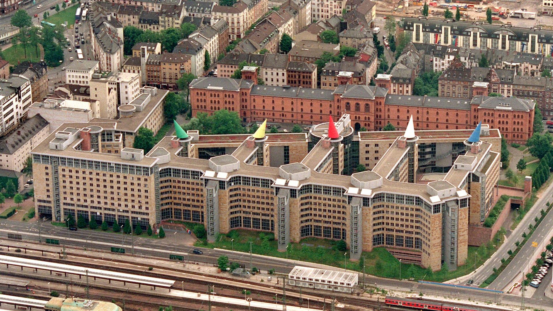 Autokratisches Aserbaidschan kassiert Miete für Frankfurter Finanzamt | hessenschau.de