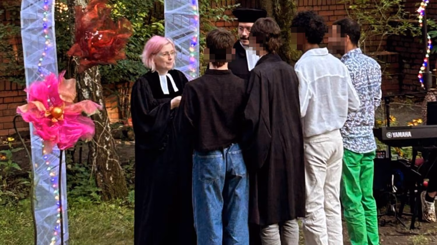 Berliner Pfarrer heiratet 4 Männer als Mann und Frau