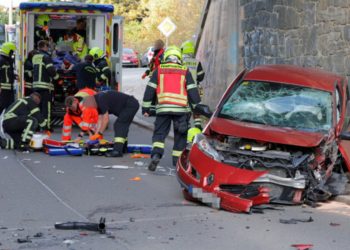 Renault prallt in Chemnitz gegen Brückenpfeiler: 95-Jähriger stirbt in Klinik