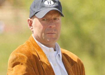 Bruce Willis wurde beim Gehen mit Betreuer gesehen