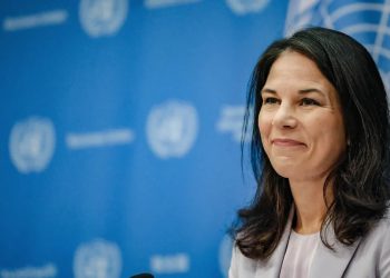 Im Kleid und High Heels – Baerbock teilt wichtige Neuigkeiten – doch das Internet achtet nur auf ihren Look