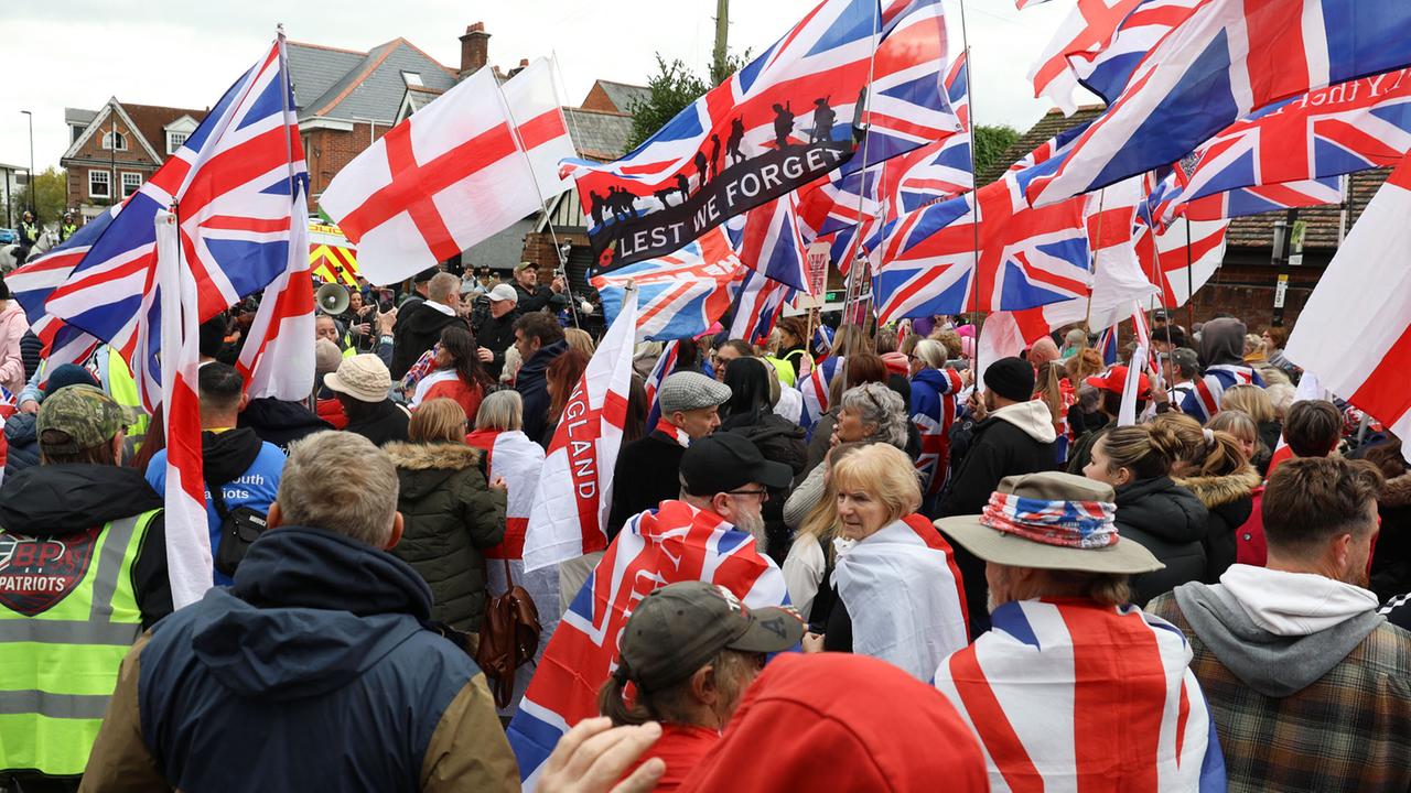 Großbritannien: Falsche Behauptungen schüren Proteste gegen die Asylpolitik