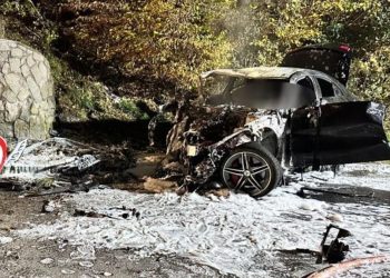 Unfall bei Roding in Bayern: Fahrer verbrennt im Auto