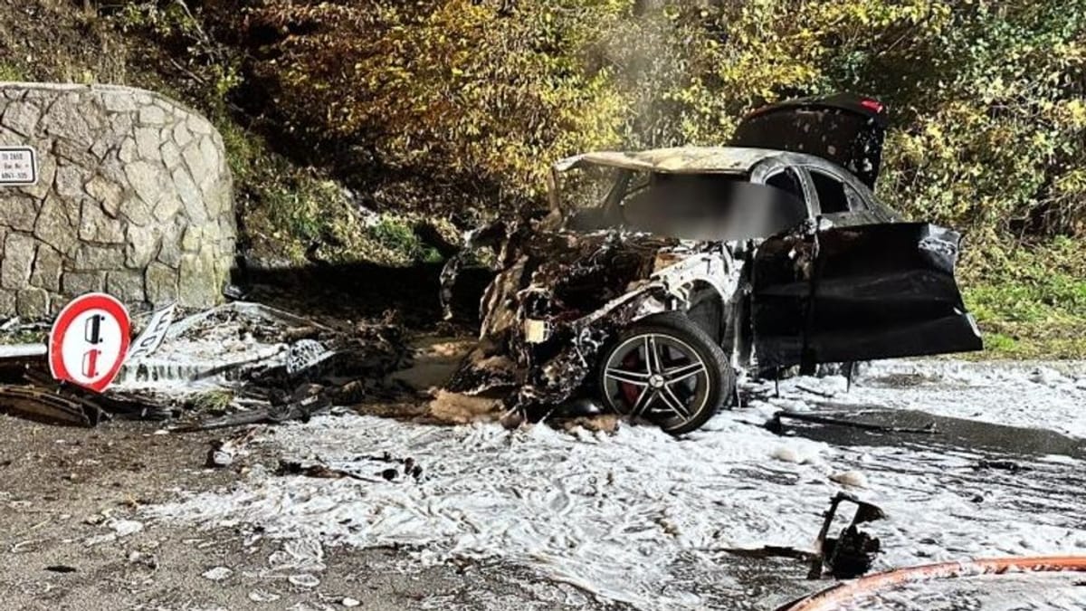 Unfall bei Roding in Bayern: Fahrer verbrennt im Auto