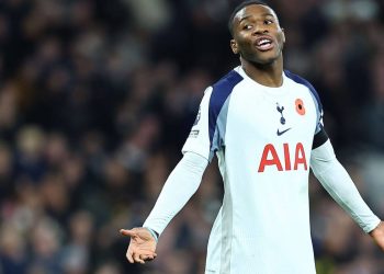 Destiny Udogie wurde vom Spieleragenten mit einer Waffe bedroht