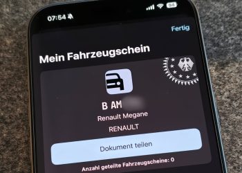 Die Kfz-Zulassung ist ab sofort auch für Mobiltelefone möglich – der digitale Führerschein soll nächstes Jahr folgen