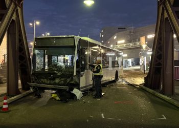 Weil am Rhein: Bus fährt in Autos und Passanten – junge Frau stirbt