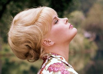 Elke Sommer: „Ich kann es nicht lassen, dass ich zwei Titten und einen einigermaßen schönen Hintern habe“
