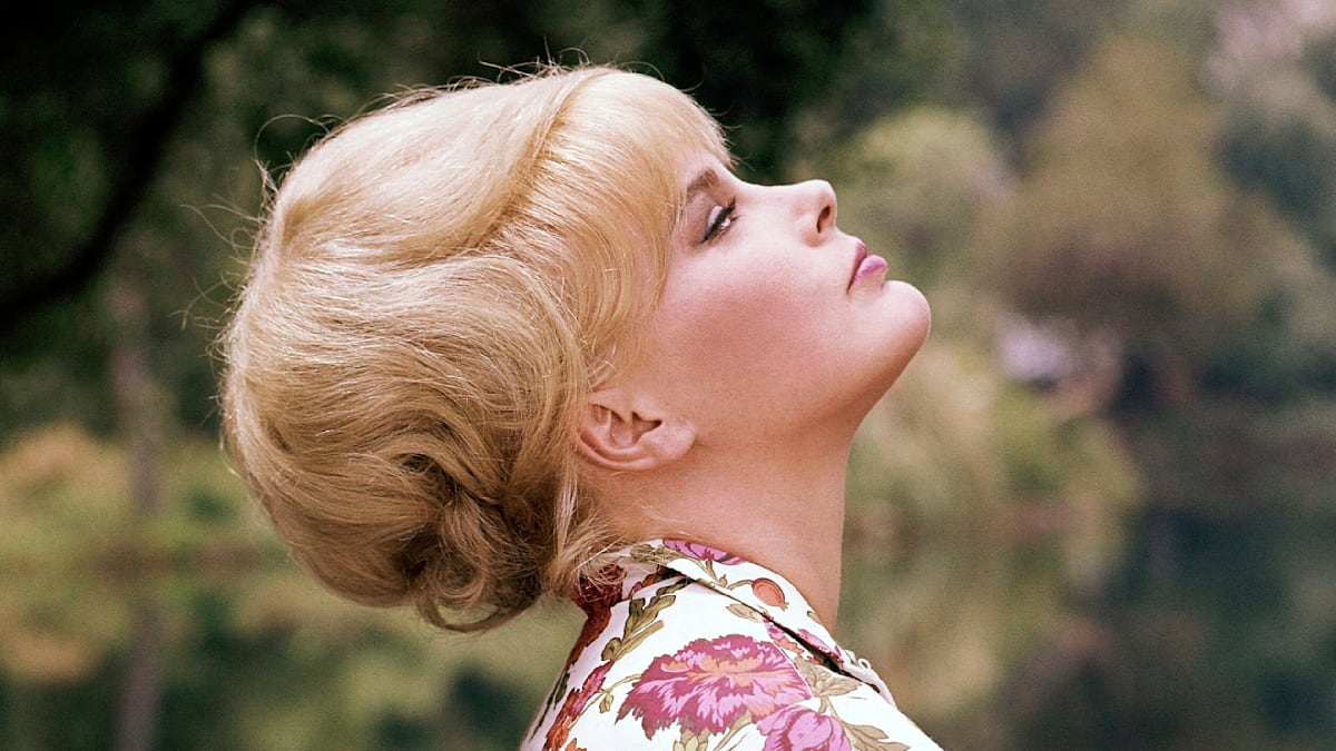 Elke Sommer: „Ich kann es nicht lassen, dass ich zwei Titten und einen einigermaßen schönen Hintern habe“