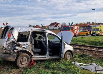 Zug rammt Wagen in Langeneichstädt! Zug evakuiert – Mann verletzt