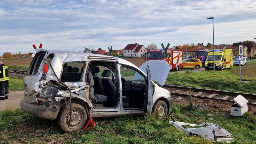 Zug rammt Wagen in Langeneichstädt! Zug evakuiert – Mann verletzt