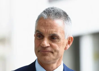 BBC-Chef Tim Davie tritt nach Vorwürfen über Trump-Berichterstattung zurück – Medien