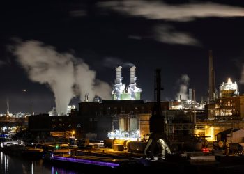 Unternehmen planen Stellenabbau | Politik