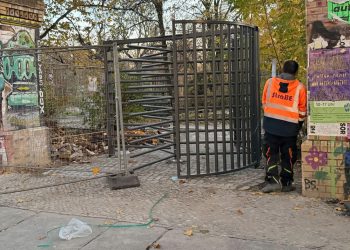 Zaun um den Görlitzer Park in Berlin steht – erstes Drehkreuz installiert