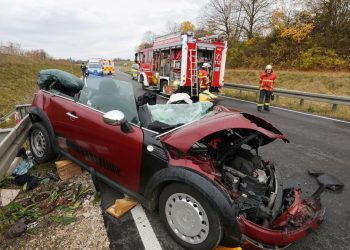 Frontalzusammenstoß auf Bundesstraße: Frau schwer verletzt
