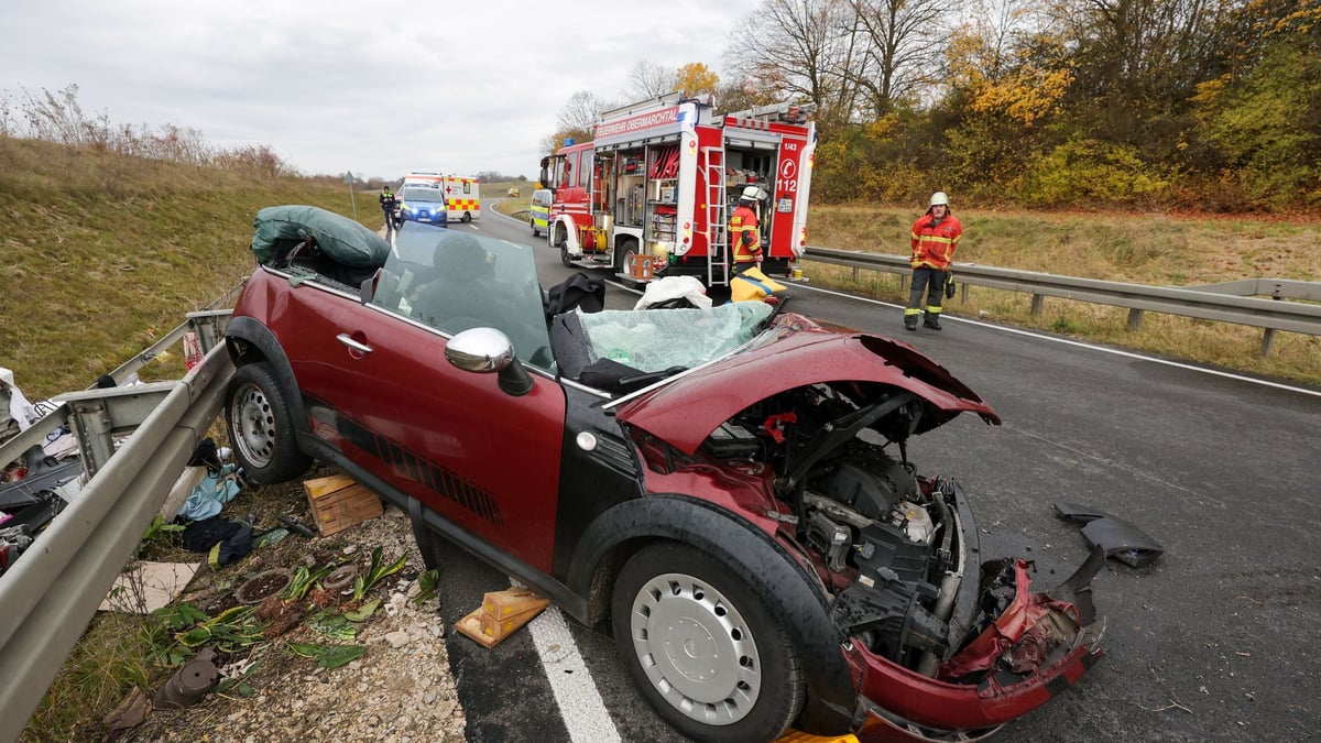 Frontalzusammenstoß auf Bundesstraße: Frau schwer verletzt