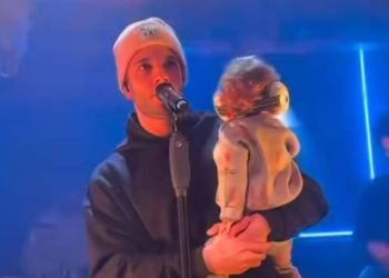 Größter kleiner Fan: Luca Hänni mit Tochter (1) auf der Bühne