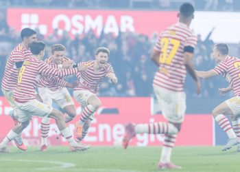 Der 1. FC Köln gewinnt das Aufsteigerduell – der HSV beendet das Spiel mit neun Mann