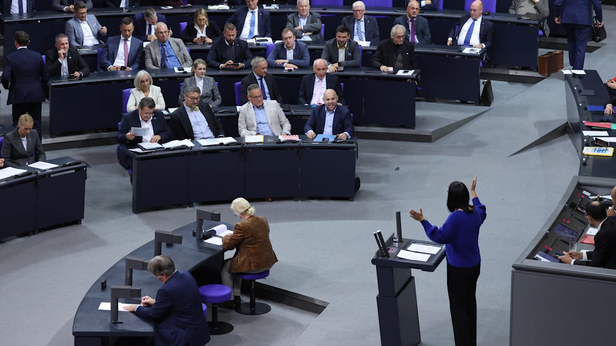 Bundestag: Streit um Spionagevorwürfe – Union und SPD sehen AfD als „Handlanger“ Putins.