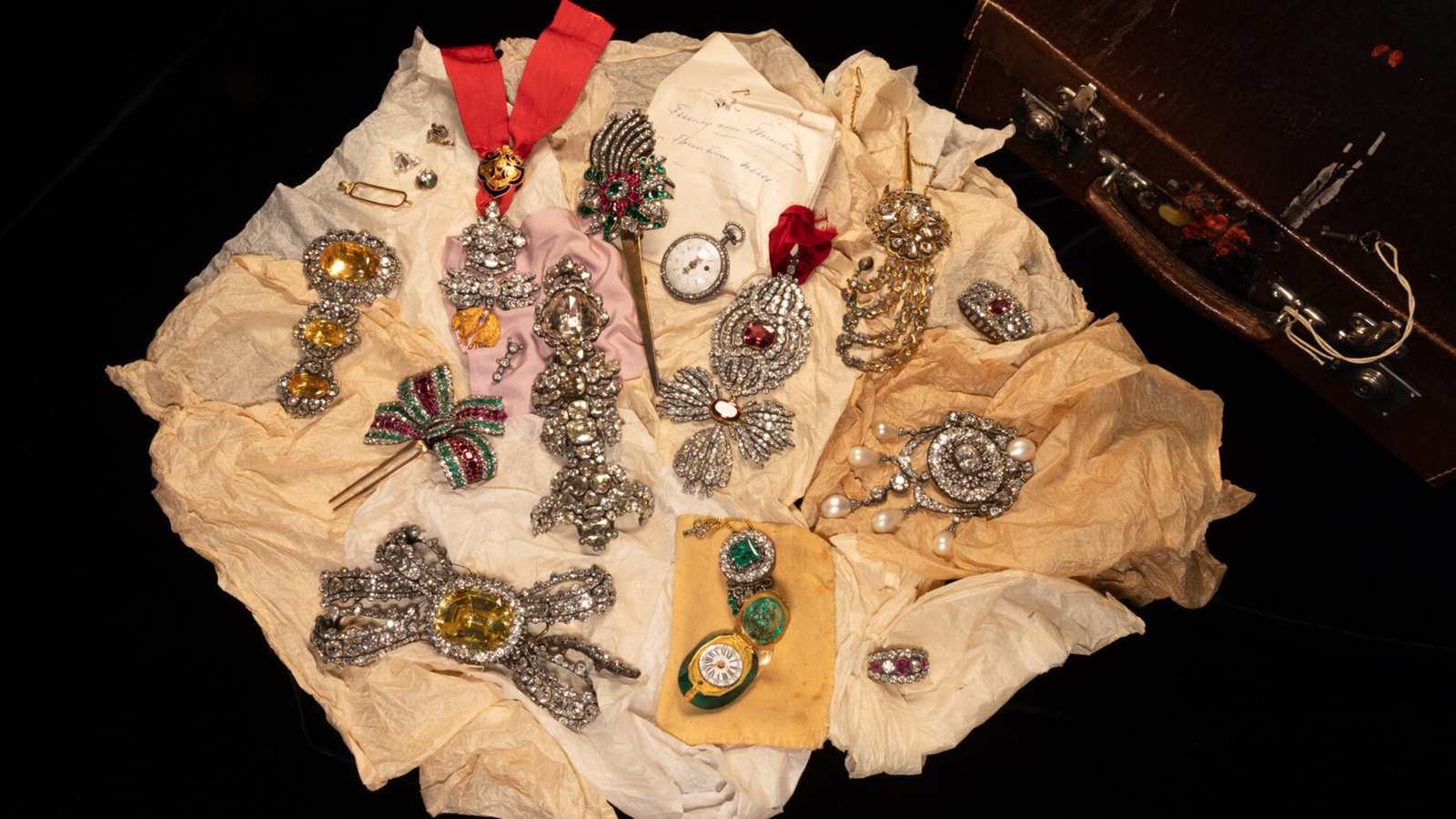 Königliche Juwelen offenbar über 100 Jahre lang in einem Bankfach versteckt – Kulturnachrichten – Kultur