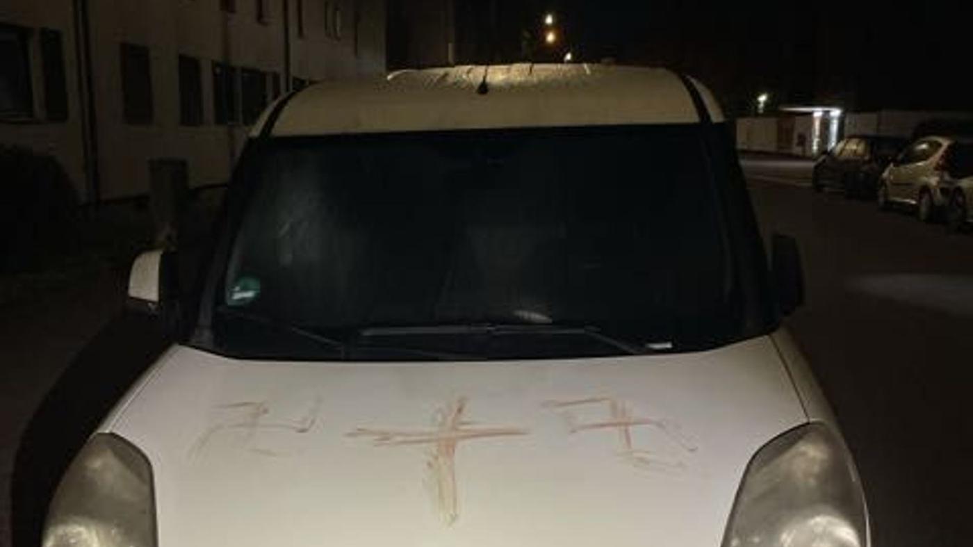 Dutzende Autos und Häuser mit Menschenblut beschmiert – viele davon mit Hakenkreuzen