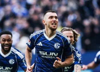 Vorerst 1.: Schalke siegt gegen SVE – KSC geht in Bielefeld unter