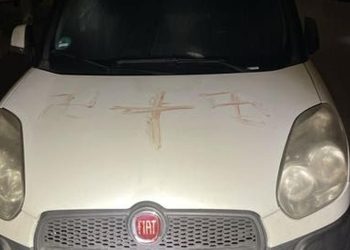 Hessen: Mit Blut beschmierte Hakenkreuze an Dutzenden Autos