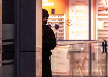 Hessen: Polizei gibt Entwarnung: Feuerwerkskörper offenbar Anlass für Großeinsatz in der Frankfurter Nordwestmitte