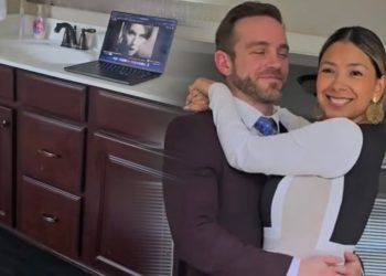 Dann hört sie plötzlich ein Geräusch aus dem Badezimmer