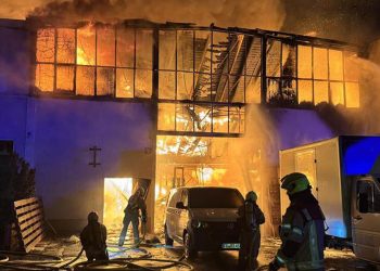 Großbrand in 400 Quadratmeter großem Berliner Industriekomplex – Löscharbeiten dauern an