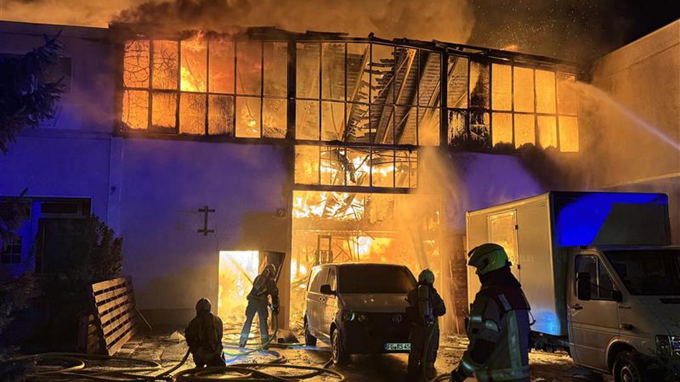 Großbrand in 400 Quadratmeter großem Berliner Industriekomplex – Löscharbeiten dauern an