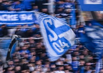 S04- und BVB-Fans beteiligt: ​​Fußballfans verursachen Massenschlägerei am Kölner Hauptbahnhof