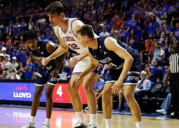 Der Sporttag: Mit 2,36 Metern: Teenager stellt gigantischen Basketball-Rekord auf
