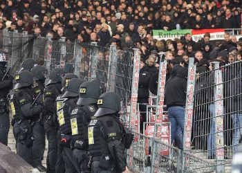 Polizei setzt Schlagstöcke ein: Feyenoord-Hooligans zerreißen Stuttgarter Busse und Stadion