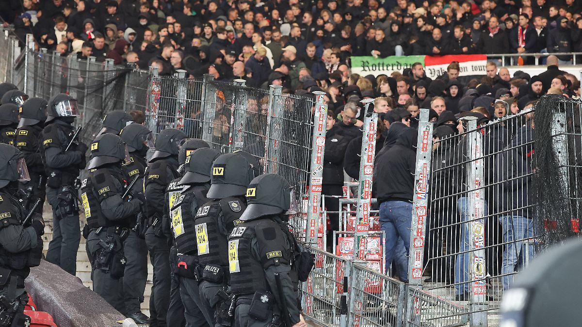 Polizei setzt Schlagstöcke ein: Feyenoord-Hooligans zerreißen Stuttgarter Busse und Stadion