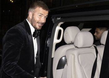 So stolz wie Bolle auf seine Ritterschaft: David Beckham feiert bis spät in die Nacht