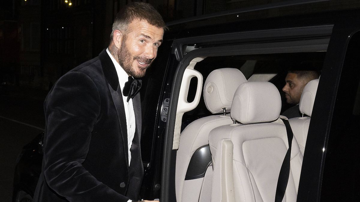 So stolz wie Bolle auf seine Ritterschaft: David Beckham feiert bis spät in die Nacht