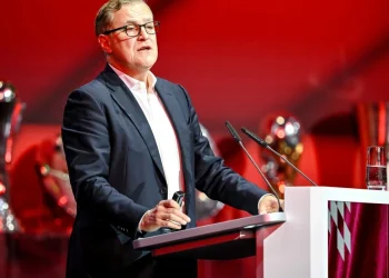 Hauptversammlung des FC Bayern: Vorstand im Tiefflug – FAZ