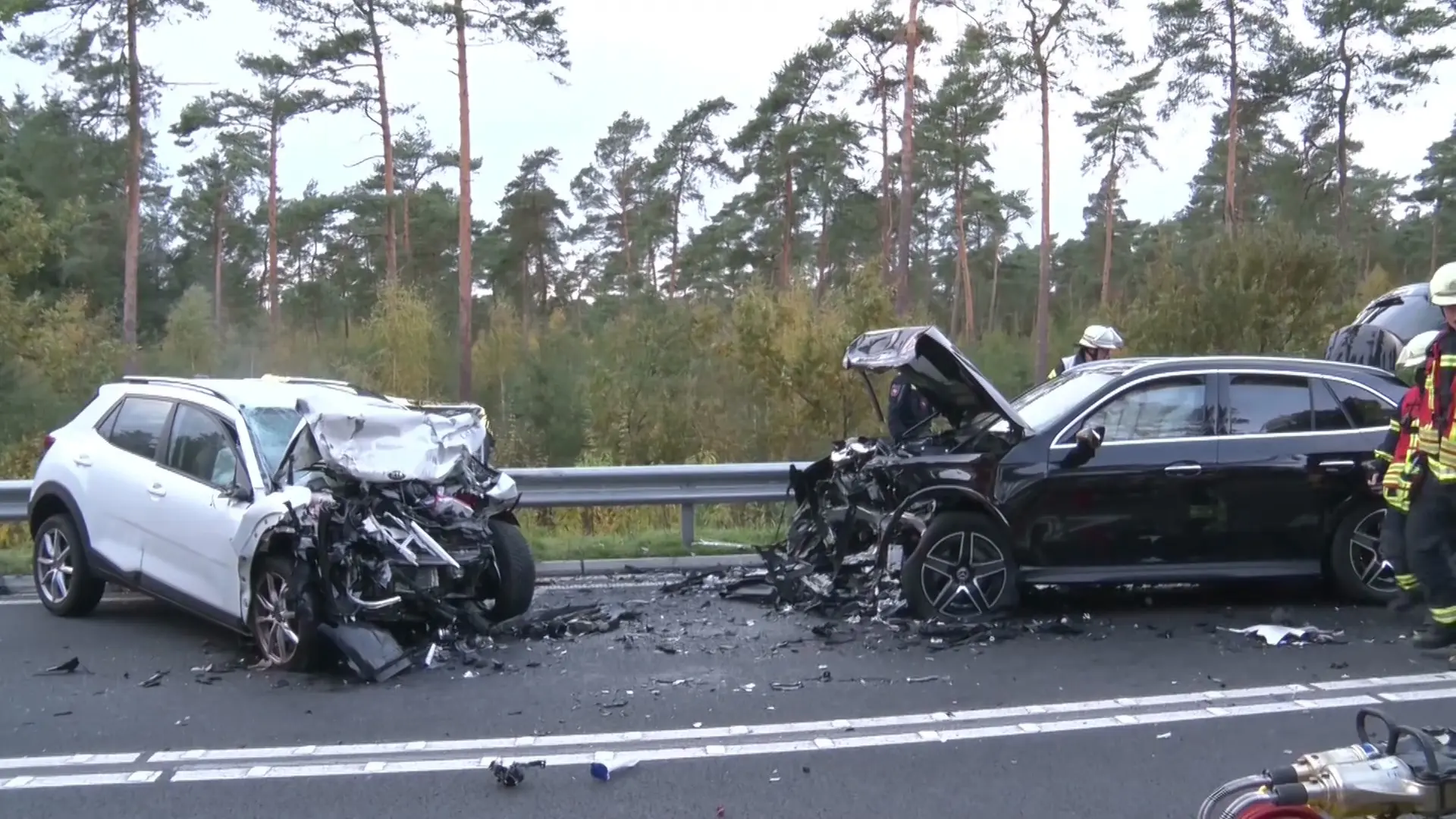 In den Gegenverkehr gefahren und frontal mit einem anderen Auto zusammengestoßen: ein Toter und drei Verletzte – NDR.de