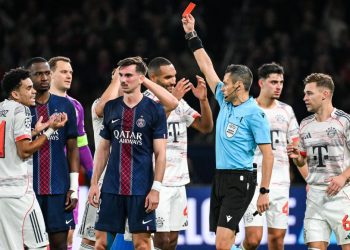 Champions League: Der FC Bayern besiegt PSG nach Doppelpack trotz Rot für Díaz